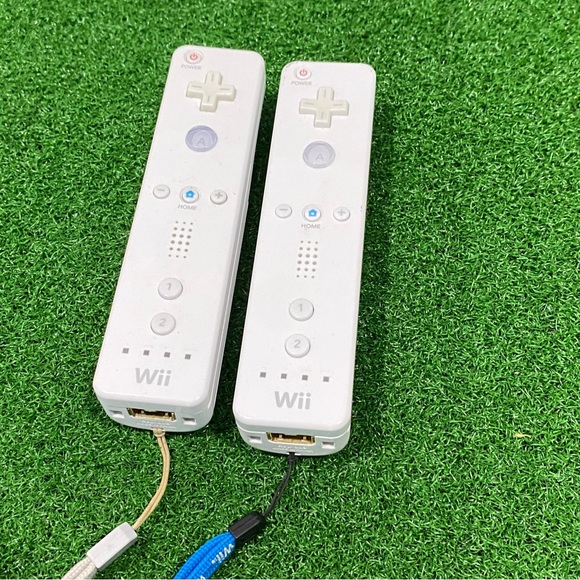 2 Nintendo Wii Remotes - Picture 3 of 3